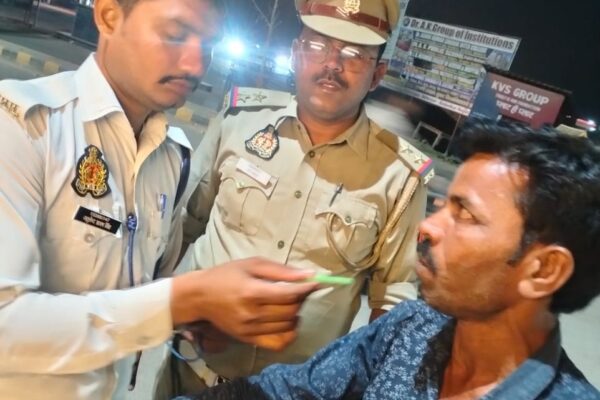 यातायात पुलिस ने चलाया विषेश अभियान, बाइक चालकों को हेल्मेट लगाकर चलना सुनिश्चित किया!