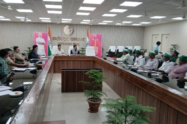 अम्बेडकर नगर में एनएच-233 प्रभावितों की समस्याओं का समाधान