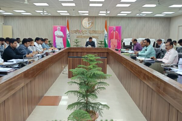 अंबेडकर नगर में ‘सीएम डैशबोर्ड’ के संबंध में समीक्षा बैठक आयोजित की