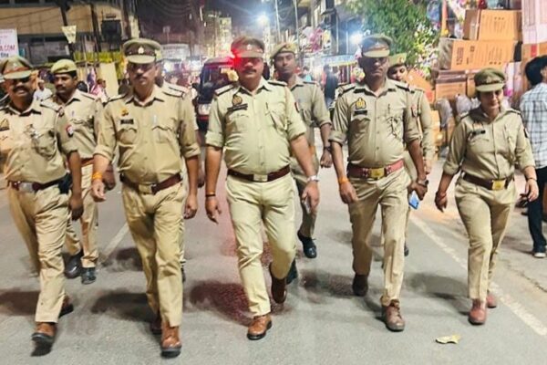 पुलिस अधीक्षक के निर्देशन में जनपद के समस्त थाना क्षेत्रों में पुलिस ने पैदल गस्त कर आमजनों को उनकी सुरक्षा का विश्वास दिलाया गया।