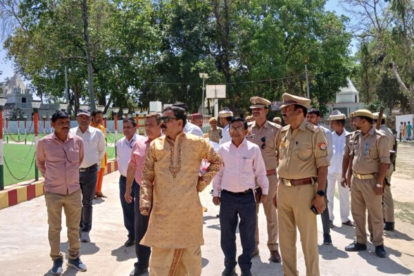 जिलाधिकारी ने श्रवण क्षेत्र धाम में पूजा-अर्चना की और विकास कार्यों का निरीक्षण किया