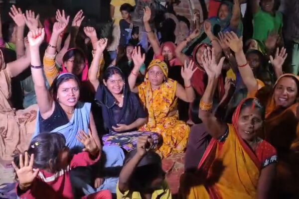 अलीगंज थाना क्षेत्र में शराब ठेका को लेकर महिलाओं ने किया विरोध प्रदर्शन, बच्चों के भविष्य को लेकर जताई चिंता!