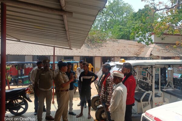 यातायात व्यवस्था को सुधारने के लिए पुलिस की कार्रवाई” 155 चालकों की चेकिंग की गई” 03 अनुरूप पाए गये!