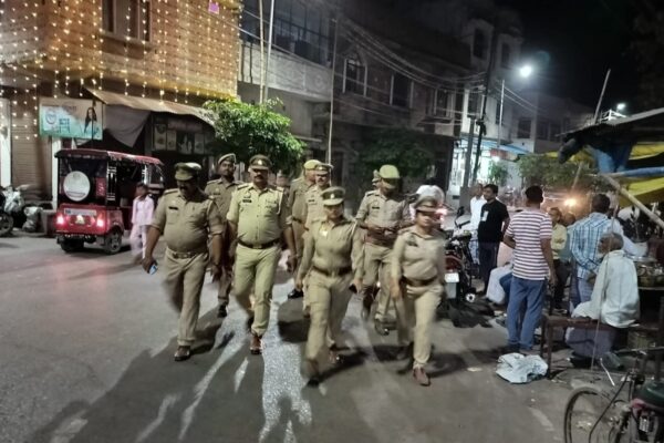 अम्बेडकर नगर पुलिस ने जनपद सहित जनपद के समस्त थाना क्षेत्रांतर्गत पैदल गस्त कर आमजन को सुरक्षा के प्रति आश्वस्त किया गया!