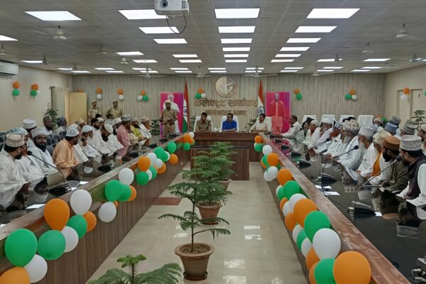 अम्बेडकर नगर गंगा–जमुनी के तहजीब एवं भाई–चारे का शहर” अफ़वाहों पर ध्यान ना दें” जिलाधिकारी अविनाश सिंह!