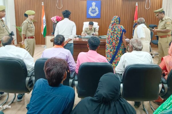 पुलिस अधीक्षक ने जनसुनवाई में फरियादियों की समस्याओं को सुना और उन्हें शीघ्र निस्तारित करने के लिये सम्बंधित को दिशानिर्देश दिए!