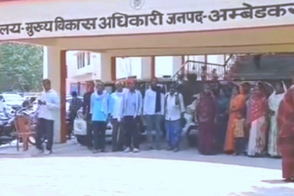 विकास खण्ड टाण्डा के सचिव पर भ्रष्टाचार और दुर्व्यवहार का महिलाओं का गंभीर आरोप” मुख्य विकास अधिकारी से शिकायत!