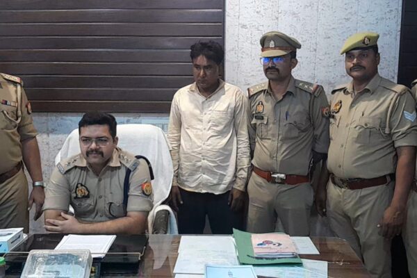 एटीएम मशीन के निकासी द्वारा पर फाइबर प्लेट लगा कर धोखाधड़ी करने वाले शातिर अभियुक्त को टांडा कोतवाली पुलिस ने धरदबोचा!