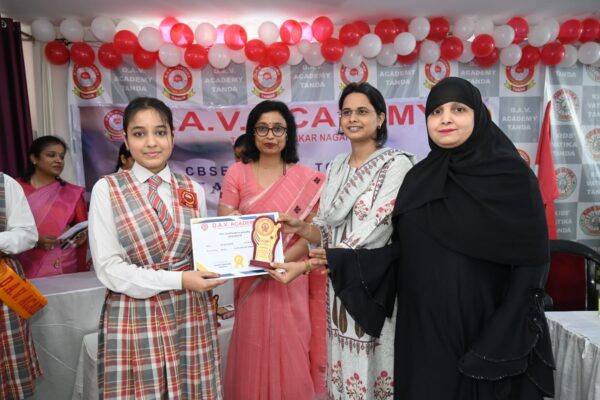डीएवी एकेडमी स्कूल में मेधावी छात्र छात्राओं का भव्य सम्मान समारोह आयोजित” बोर्ड परीक्षा में उत्कृष्ट प्रदर्शन करने वाले छात्रों को किया गया प्रोत्साहित!