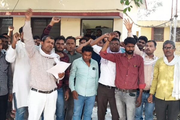 उत्तर प्रदेश पावर कार्पोरेशन के संविदा कर्मचारी संघ अध्यक्ष के नेतृत्व में धरना प्रदर्शन” छटनी किए गए कर्मचारियों को वापस कार्य पर लेने की मांग!