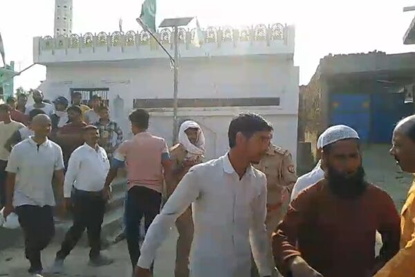 पुरानी मस्जिद को आबादी की भूमि पर बढ़ाकर और बड़ी करने की कोशिश ग्रामीणों ने लगाया आरोप!