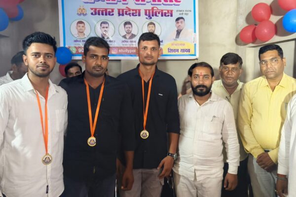 प्रतिभाशाली छात्रों का सम्मान समारोह में गणमान्य व्यक्तियों” उपस्थित