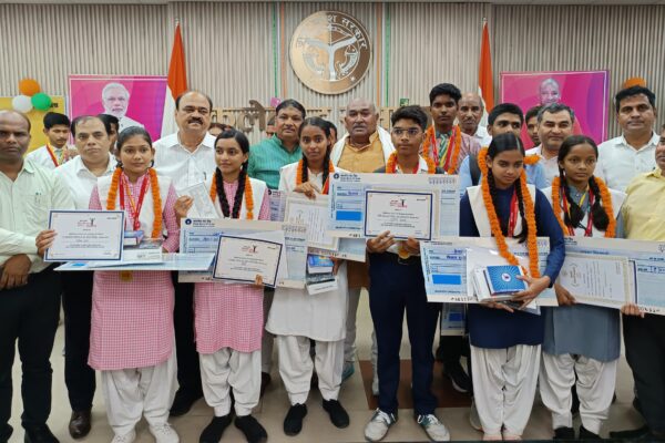 यूपी बोर्ड के मेधावी विद्यार्थियों को समारोह पूर्वक सम्मानित किया गया