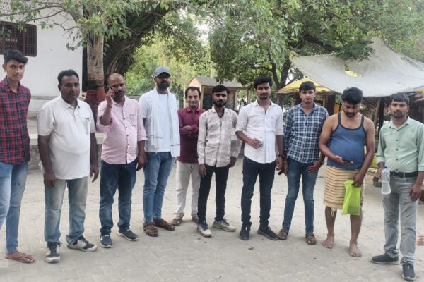 पत्रकार प्रफुल्ल श्रीवास्तव के पिता समाचार पत्र विक्रेता विपिन श्रीवास्तव के अंतिम संस्कार पहुंचे पत्रकार बंदु