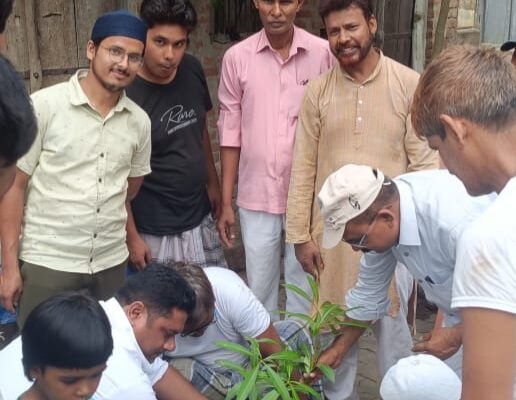 वृक्षारोपण कार्यक्रम में शामिल हुए प्रमुख लोग” पर्यावरण संरक्षण के लिए वृक्षारोपण” टांडा ब्लाक प्रमुख वृक्षारोपण में शामिल रहे!