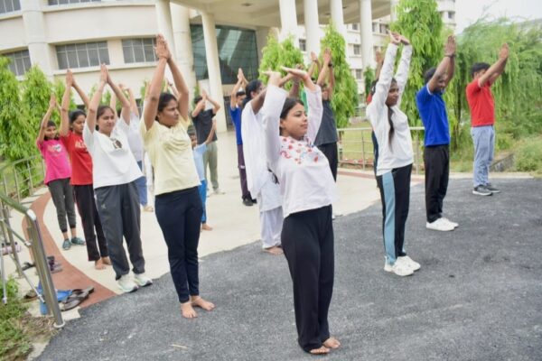 योग को अपनी दिनचर्या में सम्मिलित करने का आह्वान” महामाया राजकीय मेडिकल कॉलेज में योग कार्यक्रम