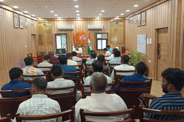 जिलाधिकारी ने दिए निर्देश, पीएम सूर्य घर मुफ्त बिजली योजना के कार्य में तेजी लाएं