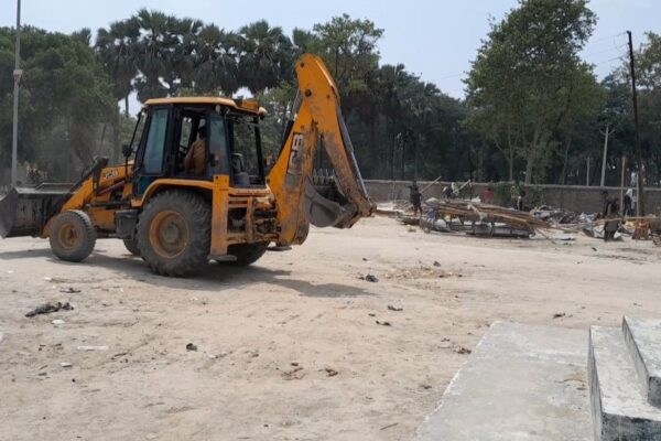 नगर पंचायत अशरफपुर किछौछा का अवैध अतिक्रमणकारियों पर बुलडोजर एक्शन” हड़कंप