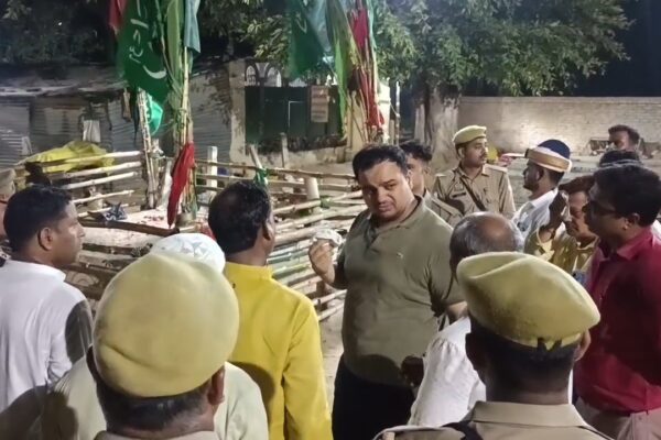 मोहर्रम पर्व को सकुशल शांतिपूर्ण ढंग से सम्पन्न कराने के लिए जिलाधिकारी ने टांडा और दरगाह किछौछा में पैदल चलकर भौतिक निरीक्षण किया!