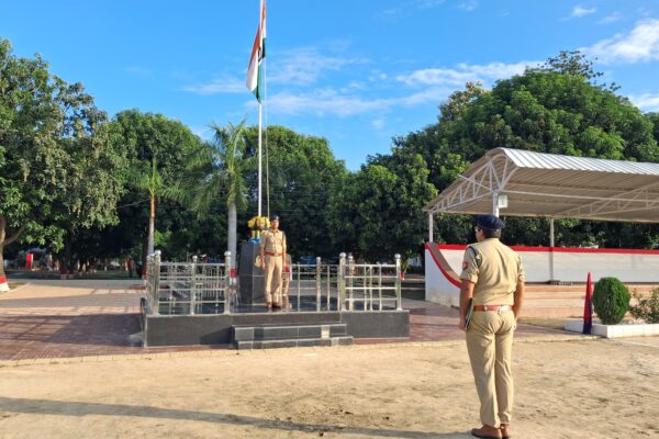 पुलिस अधीक्षक ने शुक्रवार परेड की सलामी ली” दिए आवश्यक दिशा निर्देश”