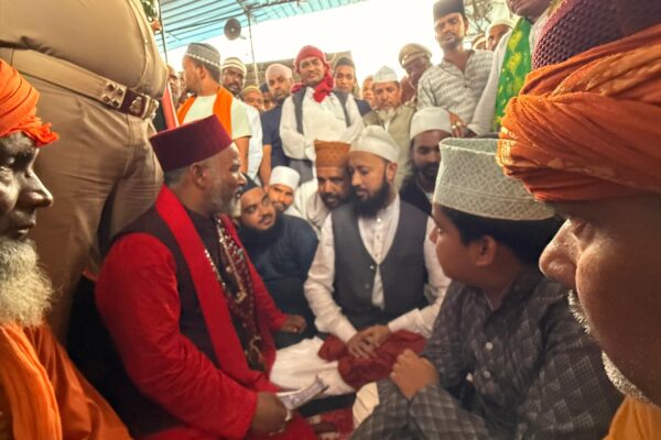 639वें उर्स के समापन के बाद दरगाह किछौछा में ‘दाखौल’ कार्यक्रम सम्पन्न, फुकराओं ने सज्जादानशीन से की अर्जी