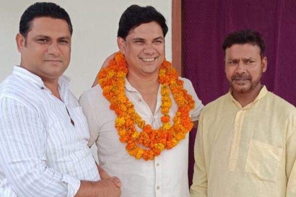 सैय्यद आबिद हुसैन उर्फ बजरंगी भाईजान का पुष्प माला पहनाकर जोरदार स्वागत किया गया और उनके सामाजिक कार्यों की सरहाना की गई!