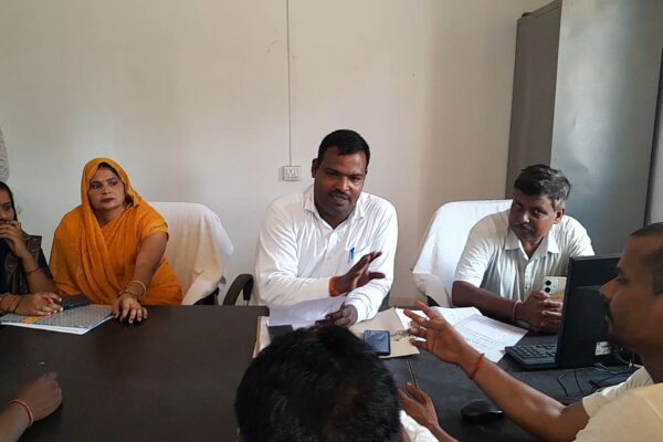 तीसरी बार पंचायत भवन में बैठक के बाद भी नही सुलझ सका दो पत्नियों का विवाद” सचिव और एडीओ पंचायत पर गम्भीर आरोप!