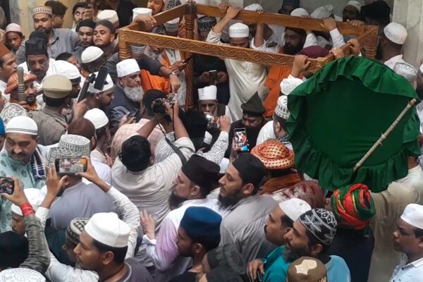 639वें उर्स पर सज्जादानशीन सैय्यद मोईन अशरफ ने खिरका़ मुबारक धारण कर चादर और गागर की रस्म अदा की!