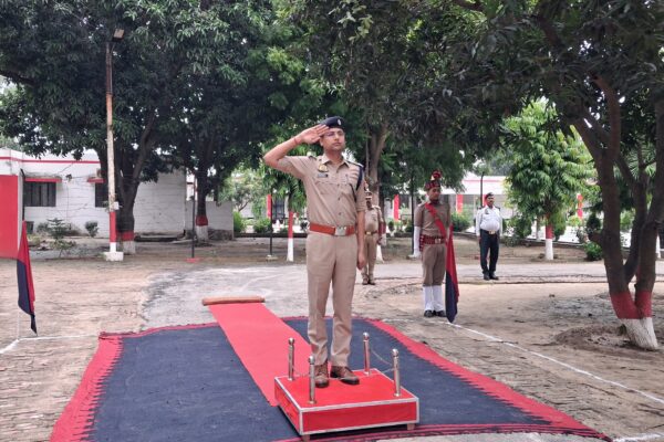 पुलिस अधीक्षक द्वारा शुक्रवार परेड की ली गई” सलामी परेड निरीक्षण समेत” पुलिस लाइन का मुआयना और टोली वार परेड ड्रिल अभ्यास!