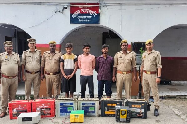 पंचायत भवन से बैटरी-इनवर्टर चुराने वाले 3 शातिर चोर गिरफ्तार, 6 बैटरी और 3 इनवर्टर बरामद