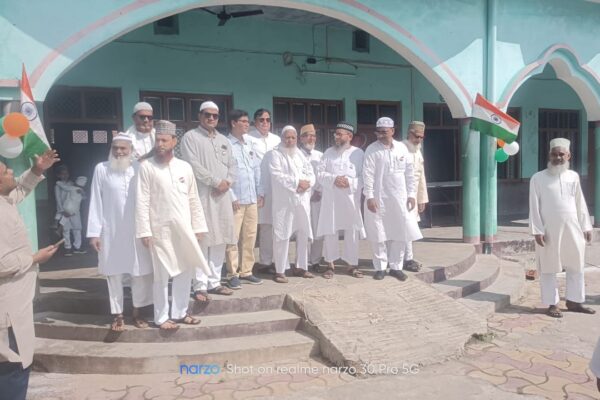 मदरसा मंज़रें हक़ में ध्वजारोहण के साथ हर्षोल्लास से मना 79वां स्वतंत्रता दिवस