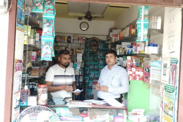 औषधि निरीक्षक ने मेडिकल स्टोर्स का औचक निरीक्षण, संदिग्ध दवाओं के नमूने जांच हेतु भेजे