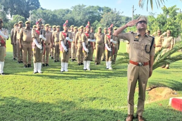 स्वतंत्रता दिवस पर पुलिस अधीक्षक ने किया ध्वजारोहण, उत्कृष्ट कार्य करने वाले पुलिसकर्मियों को किया सम्मानित