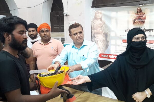 स्वच्छता के पथ पर टांडा की बड़ी पहल: नगर पालिका परिषद ने 320 सफाई कर्मियों को वितरित की सुरक्षा किट!