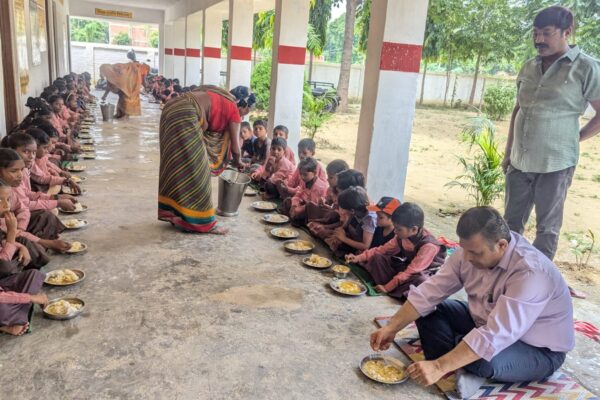 उपजिलाधिकारी टांडा ने किया विद्यालय में मध्याह्न भोजन का औचक निरीक्षण