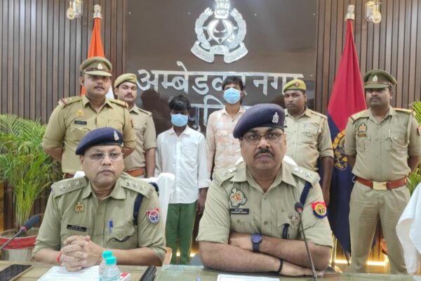 मोबाइल लुटेरा गैंग के दो बदमाशों को पुलिस ने दबोचा, लूट की बाइक व मोबाइल बरामद