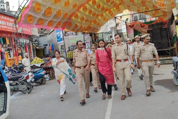1500वें जश्ने-ए-विलादत की धूम अम्बेडकरनगर पुलिस का फ्लैग मार्च, शांति-व्यवस्था हेतु अपील