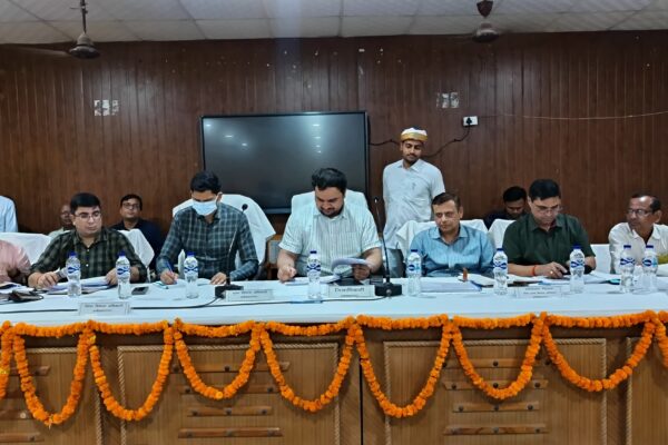 जिलाधिकारी की सख्ती – लापरवाह पंचायत सचिवों का रूका वेतन,पंचायत सहायकों पर गिरी गाज