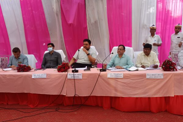 जिलाधिकारी की सख्ती : बसखारी सीएचसी में खामियां पकड़ीं, अफसरों का वेतन रोका-साफ हिदायतें जारी