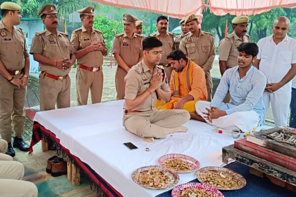 विश्वकर्मा पूजा पर अम्बेडकरनगर पुलिस ने की पूजा-अर्चना, समाज की सुख-समृद्धि की कामना