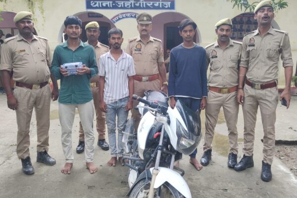 अवैध असलहा, चोरी की बाइक व मोबाइल संग तीन शातिर अपराधी दबोचे गए