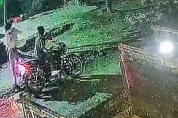 मेरठ में फिल्मी अंदाज में चलीं गोलियां, युवक बाल-बाल बचा