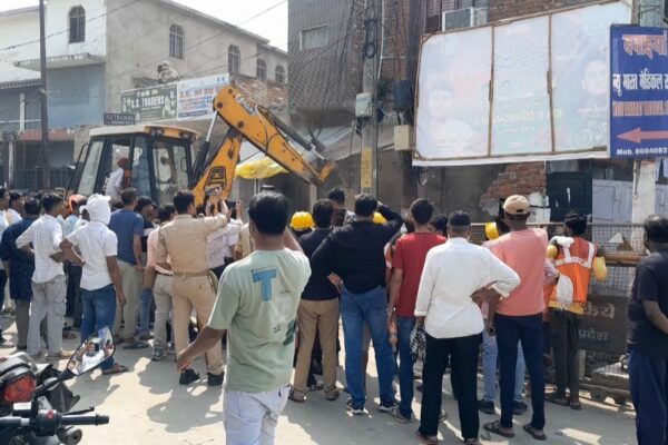 टांडा में फिर गरजा अवैध अतिक्रमण पर पालिका प्रशासन का बुलडोज़र, अतिक्रमण जमींदोज़, लेकिन बड़ा सवाल बाकी?…