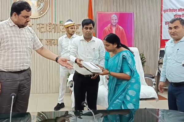 जिलाधिकारी ने 29 राजकीय विद्यालयों को दिए टैबलेट – स्मार्ट शिक्षा की ओर बड़ा कदम