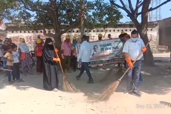स्वच्छता ही सेवा अभियान 2025 : टांडा नगर क्षेत्र में जनप्रतिनिधियों व नागरिकों ने किया श्रमदान
