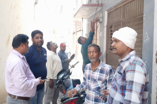 बिजली विभाग टांडा की सराहनीय पहल – उपभोक्ताओं से डोर-टू-डोर संपर्क कर वसूला जा रहा बकाया बिल!