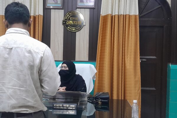 टांडा में पालिका अध्यक्ष शबाना नाज़ की जनसुनवाई जनता की शिकायतें सुनीं, कई मामलों का मौके पर निस्तारण अध्यक्ष बोलीं – हर शिकायत का होगा समय से समाधान