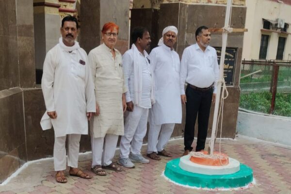 गांधी जयंती पर टांडा नगर पालिका में ध्वजारोहण, अम्बेडकर प्रतिमा पर माल्यार्पण और सफाई कर्मियों का सम्मान