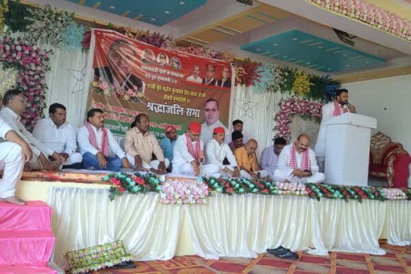 सपा विधायक राम मूर्ति वर्मा की अगुवाई में शांति मैरिज हॉल टांडा में श्रद्धांजलि समारोह
