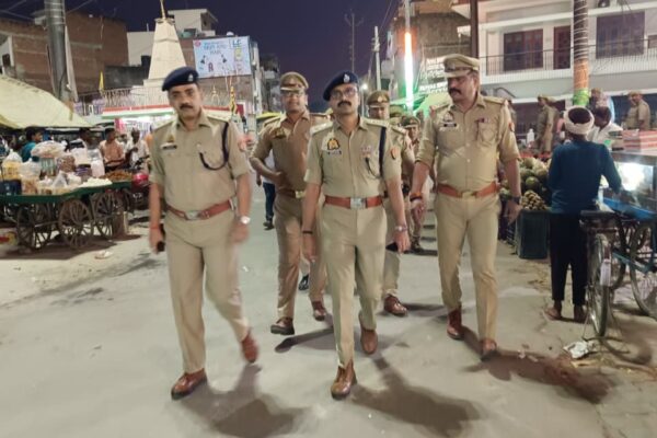 शांति और सुरक्षा के लिए एसपी अभिजीत आर. शंकर ने किया जलालपुर में पैदल गश्त – त्योहारों को लेकर सुरक्षा व्यवस्था पुख्ता